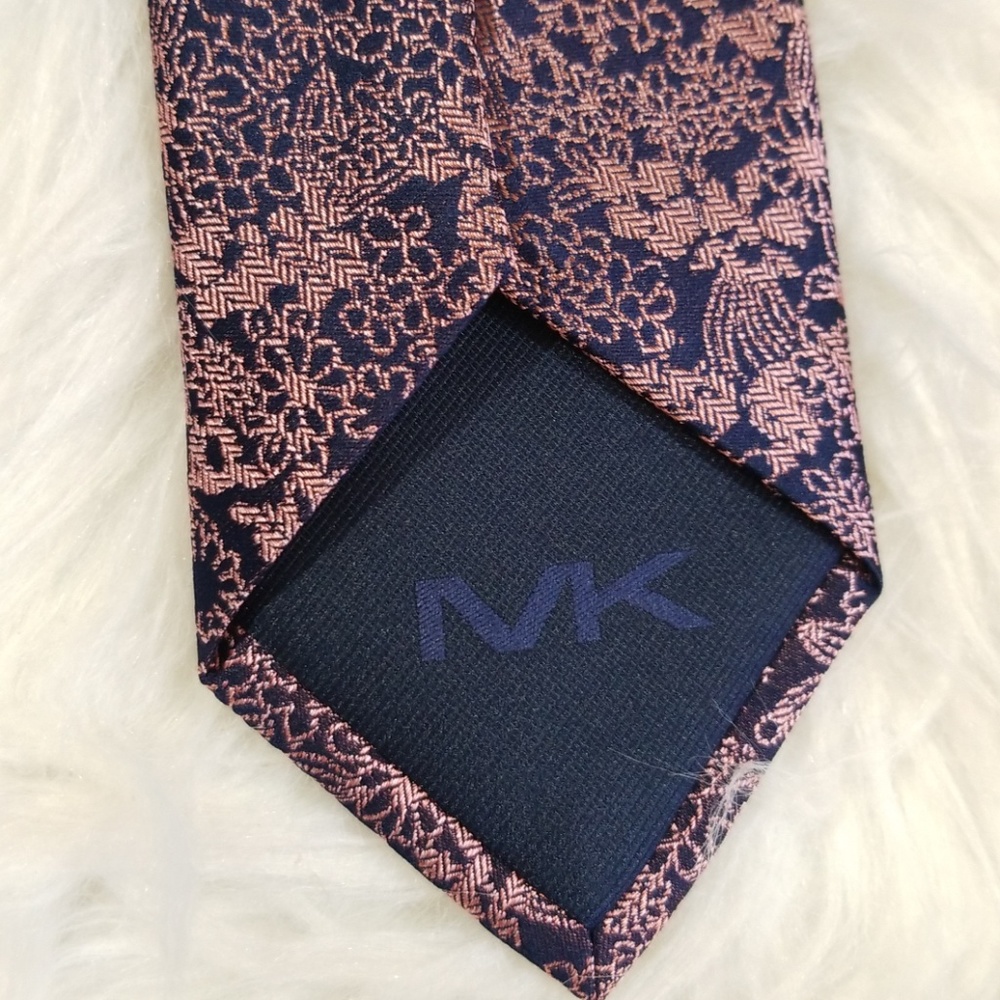 Michael Kors pattern Silk men Tie. - Picture 5 of 8